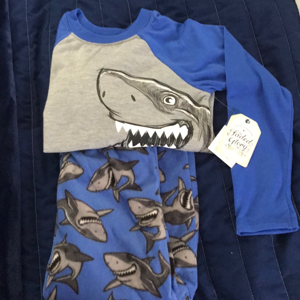 Boys xs(4-5) fleece/ long sleeve shark pj’s